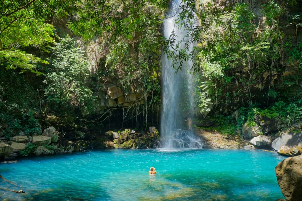 Cachoeira em parque na Costa Rica