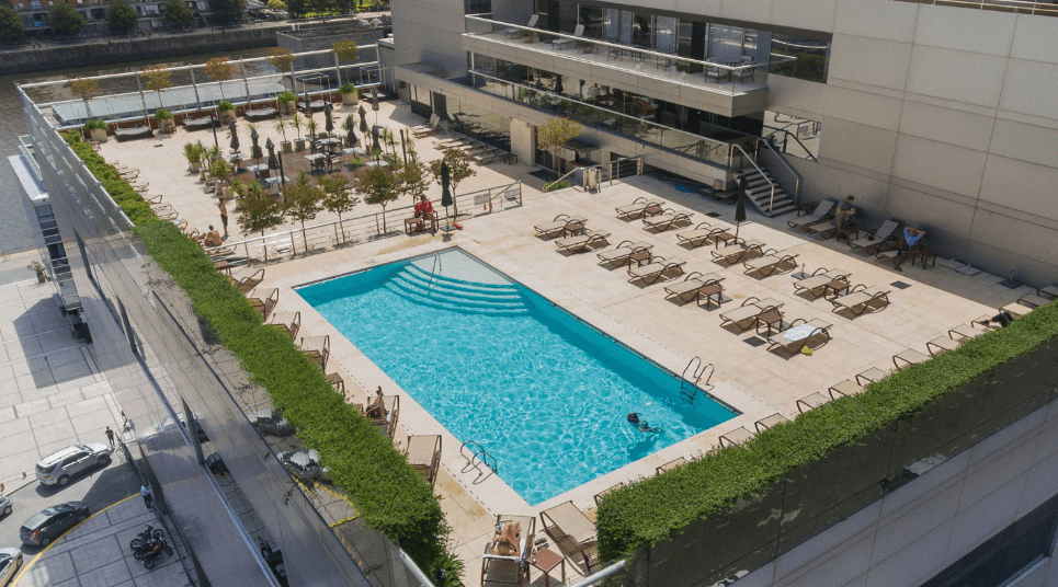 Piscina no Hilton Puerto Madero