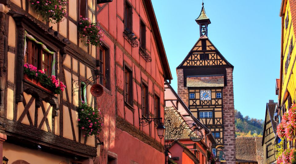 Riquewihr é menor que Ribeauvillé.