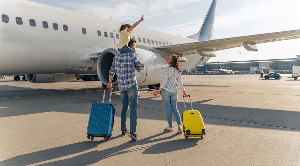 Família em viagem de avião.