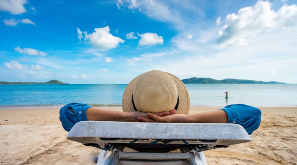 mulher aproveitando as férias de janeiro