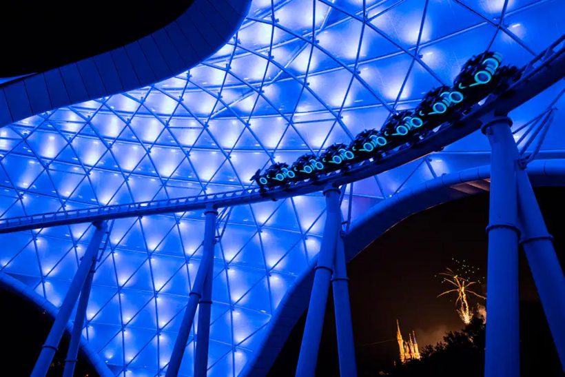 A montanha-russa TRON Lightcycle/Run será inaugurada em abril (Foto: Divulgação/Disney Parks)